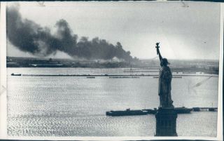 Press Photo Historic Statue Liberty Air View Ny Harbor Burning Oil Tank 6x10