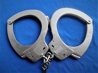 N O S antique MID 1990 ' s SMITH & WESSON MODEL 110 handcuffs leg irons w key 3