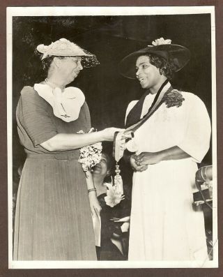1939 Press Photo First Lady Eleanor Roosevelt Presents Medal To Marian Anderson