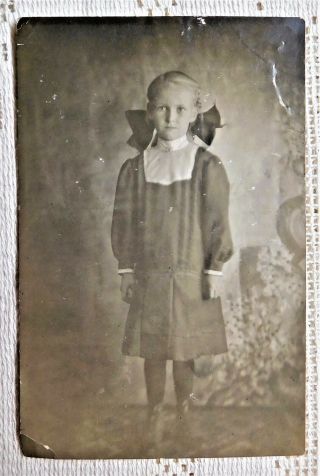 EARLY 1900 ' s REAL PHOTO POST CARD - LITTLE GIRL WITH BIG BOW - 3.  5 