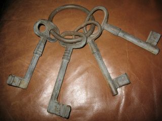 Vintage Antique Large Cast Iron Skeleton Keys Set Of 4 On Closed Ring 6 - 7 " Long
