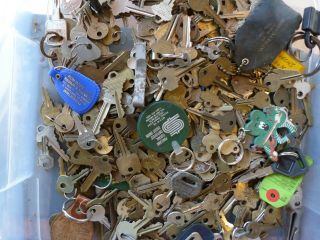 Hodgepodge Of 6 Lbs Antique Old Vintage Keys Keyrings Key Tags