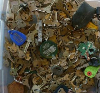 Hodgepodge of 6 Lbs Antique Old Vintage Keys Keyrings Key Tags 2