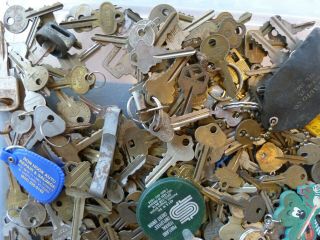 Hodgepodge of 6 Lbs Antique Old Vintage Keys Keyrings Key Tags 3