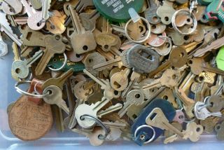 Hodgepodge of 6 Lbs Antique Old Vintage Keys Keyrings Key Tags 4