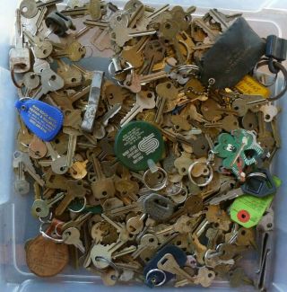 Hodgepodge of 6 Lbs Antique Old Vintage Keys Keyrings Key Tags 5