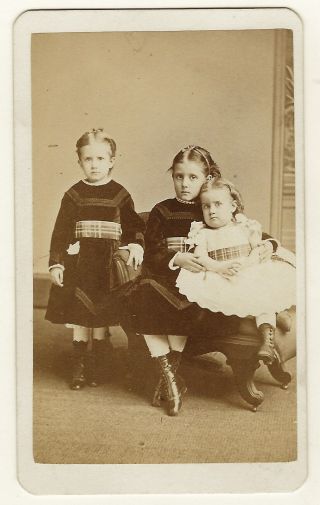 Three Young Siblings Pose For Their Portrait In York City (carte De Visite)