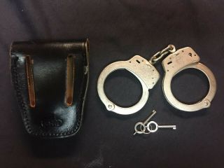VINTAGE SMITH AND WESSON HAND CUFFS - MARCAS REGISTRADAS WITH LEATHER CASE 2