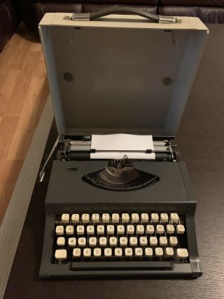 1972 Sears Portable Typewriter Lightweight Great For Kids Or On The Go