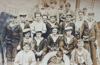 C1918 B/w Photograph.  Royal Navy Crew Of (patrol Boat) P.  64.  Sailors With Mascot