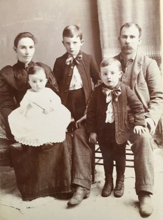 1890’s Young Group Family 3 Children Cabinet Card Photo Oregon City Oregon
