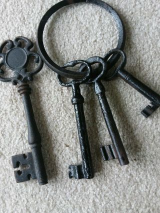 Vintage Antique Cast Iron Skeleton Jailers Keys And Ring Prop Estate