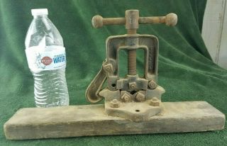 Vintage American Pipe Tool Co Chicago,  Usa Bench Mount Pipe Vise No.  00