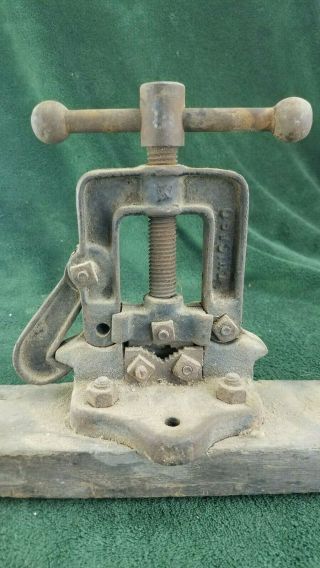 VINTAGE American Pipe Tool Co Chicago,  USA Bench Mount Pipe Vise No.  00 3