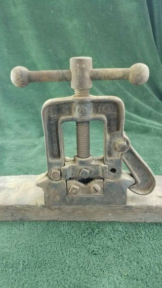 VINTAGE American Pipe Tool Co Chicago,  USA Bench Mount Pipe Vise No.  00 4