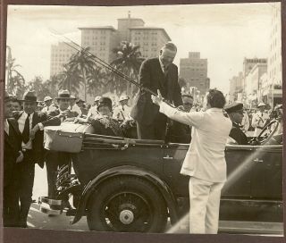 1929 Press Photo President Herbert Hoover Receives Gift From Mayor Of Miami