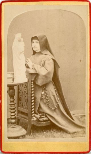 Antique Carte De Viste (cdv) Of A Nun Praying To The Virgin Mary Holding Jesus