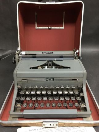 Vintage Royal Quiet Deluxe Typewriter Serial A1985166