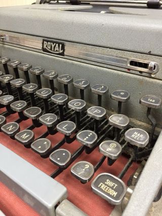 Vintage Royal Quiet DeLuxe Typewriter Serial A1985166 2