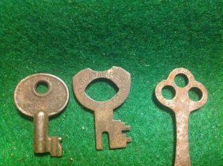 12 old vintage / antique keys 4