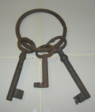 Vintage Antique Cast Iron Skeleton Keys Set Of 3 On Ring Church/plantation Gate