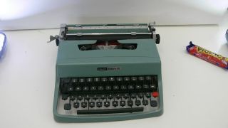 Vintage Olivetti Lettera 32 Portable Typewriter 2