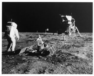 Apollo 11 / Orig Nasa 8x10 Press Photo - Buzz Aldrin And Lunar Module On Moon