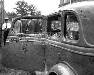 Bonnie Parker And Clyde Barrow 1932 Ford V - 8 They Died In - 8x10 Photo (da - 155)