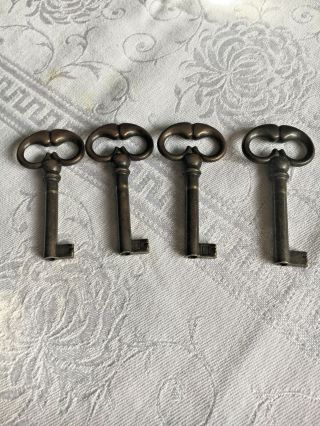 Vintage Skeleton Keys Set Of Four 3 Inches Marked With The Letter L