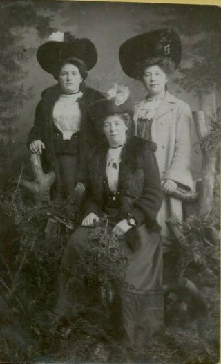 Vintage Rppc 3 Sisters In Dresses Coats & Large Hats Leyburn U.  K.  1910 