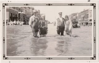 Vtg 1920s Snapshot Photo People In Floodwaters - Hutchinson,  Kansas - Flood Of 1929