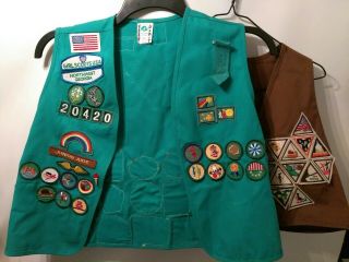Brownies & Girls Scouts Vests W/ Patches,  Badges & Pins.  Ships