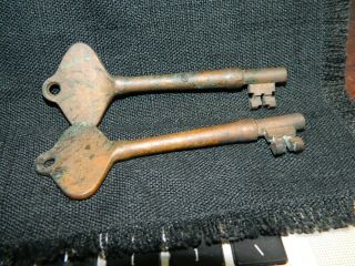 2 Vintage Antique R&E (Russell & Erwin) Mfg Co Skeleton Keys 224 5