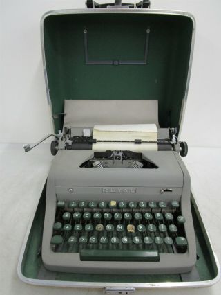 Vintage Royal Typewriter W Lock & Key Carry Case