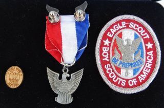 BSA Boy Scouts of America Eagle Medal W/Ribbon Patch Pin Case Box 2