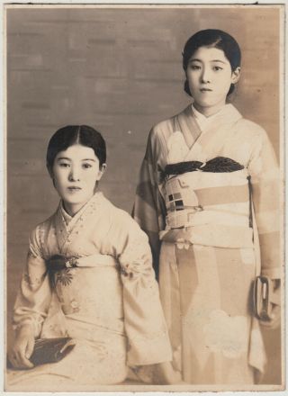 Antique Photo / Two Young Women In Kimonos / Japanese / C.  1920s