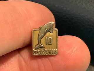 Seaworld 10 Years Of Service Award Pin.  1/10 10k Gold Whale On The Front