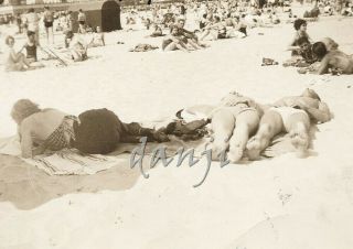 low angle vu of ATLANTIC CITY beach people w FEET,  BUTT in the camera 1937 Photo 2