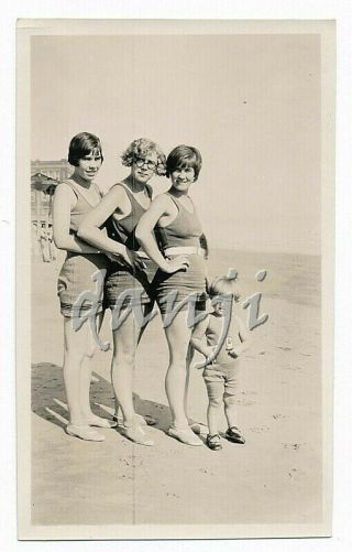 Shapely Woolen Swimsuit Deco Girls In Spooning Lockstep On The Beach Old Photo