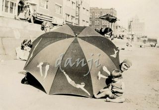 4 Flapper Girl Heads Peeking From Behind A Beach Umbrella Old Photo