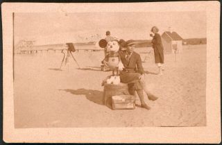 Early Mickey Mouse & Photographer On The Beach Vintage Cellofix Postkarte Photo