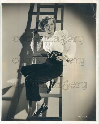 Press Photo Pretty Actress Cheryl Walker Sitting On Ladder