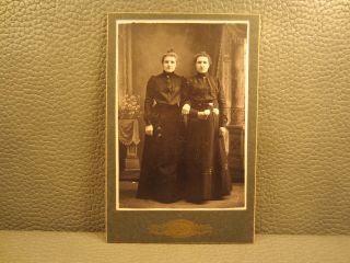 Victorian Antique Cabinet Card Photo Of Two Young Women,  Sisters,  Siblings