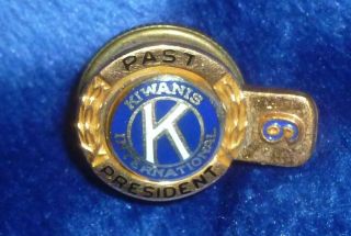 14k Gold Top Kiwanis Past President Screw Back Pin W/ 6 Yr Tag,  Leaven Mfg Co
