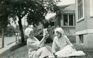 Zz651 Vtg Photo Two Women Dust Caps,  Kitten Being Held Up,  Cat C Early 1900 