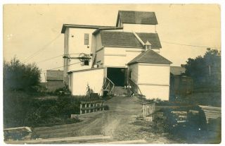 Rppc - Snyder,  Nebraska Roller Mill,  2 Men & 2 Dogs - Circa 1910