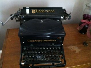 Vintage Underwood Noiseless Typewriter (1933)