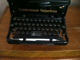 Vintage Underwood Noiseless Typewriter (1933) 2