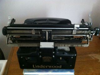 Vintage Underwood Noiseless Typewriter (1933) 4