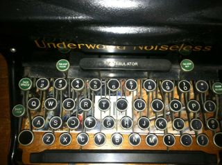 Vintage Underwood Noiseless Typewriter (1933) 8